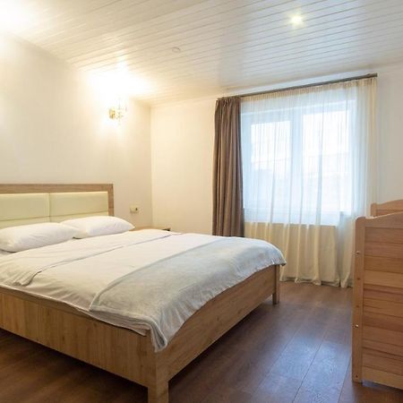 Big Terrace Apartment On Liberty Square Тбілісі Екстер'єр фото