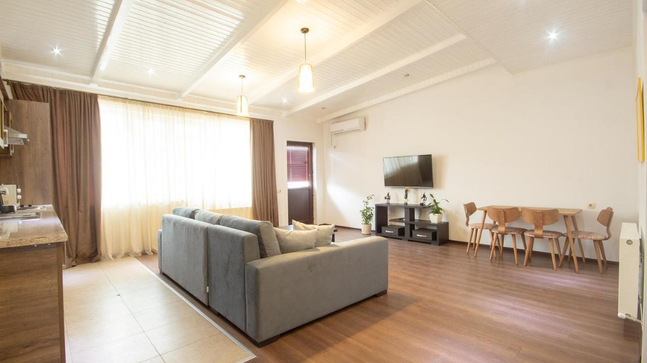 Big Terrace Apartment On Liberty Square Тбілісі Екстер'єр фото