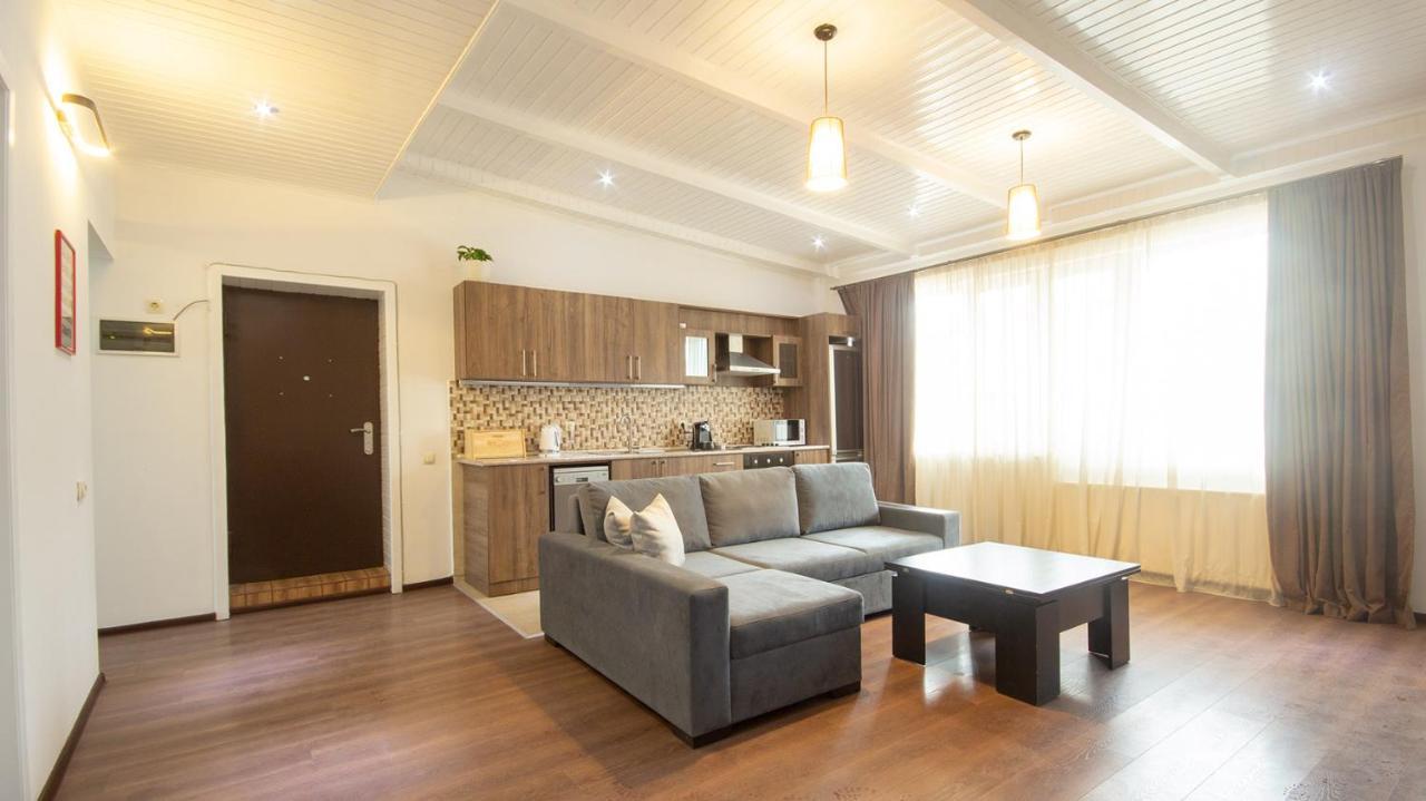 Big Terrace Apartment On Liberty Square Тбілісі Екстер'єр фото