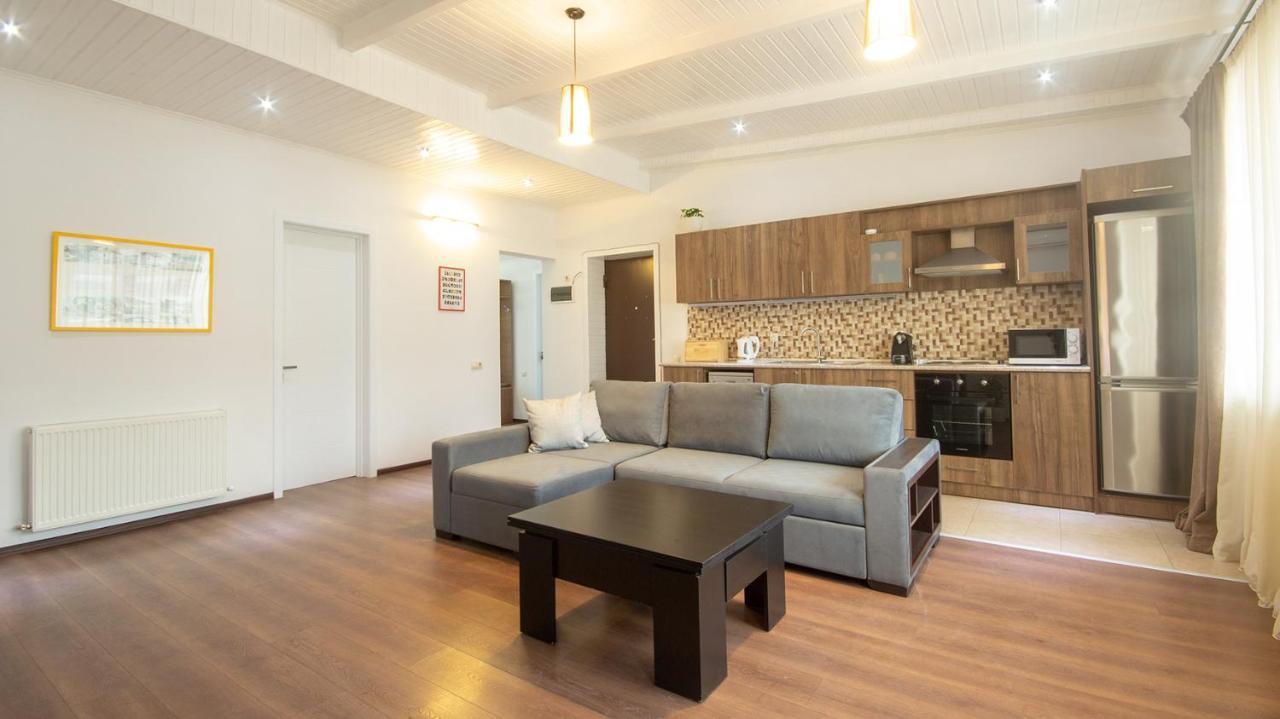 Big Terrace Apartment On Liberty Square Тбілісі Екстер'єр фото
