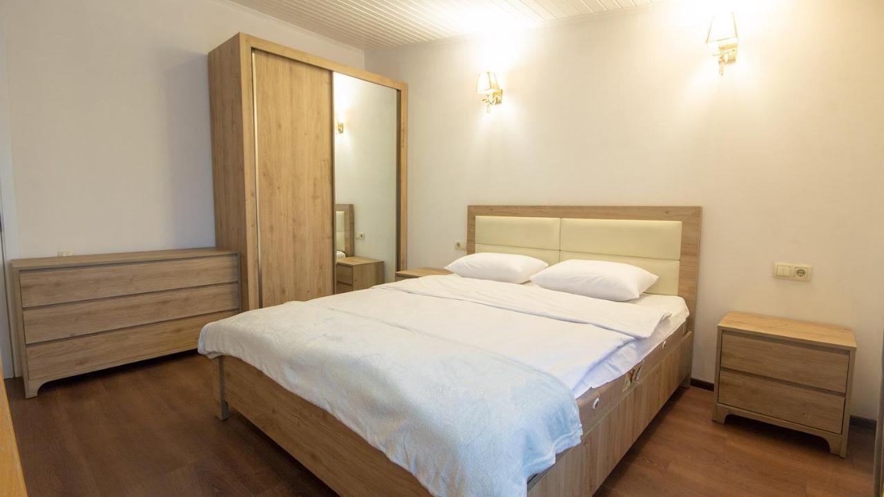 Big Terrace Apartment On Liberty Square Тбілісі Екстер'єр фото