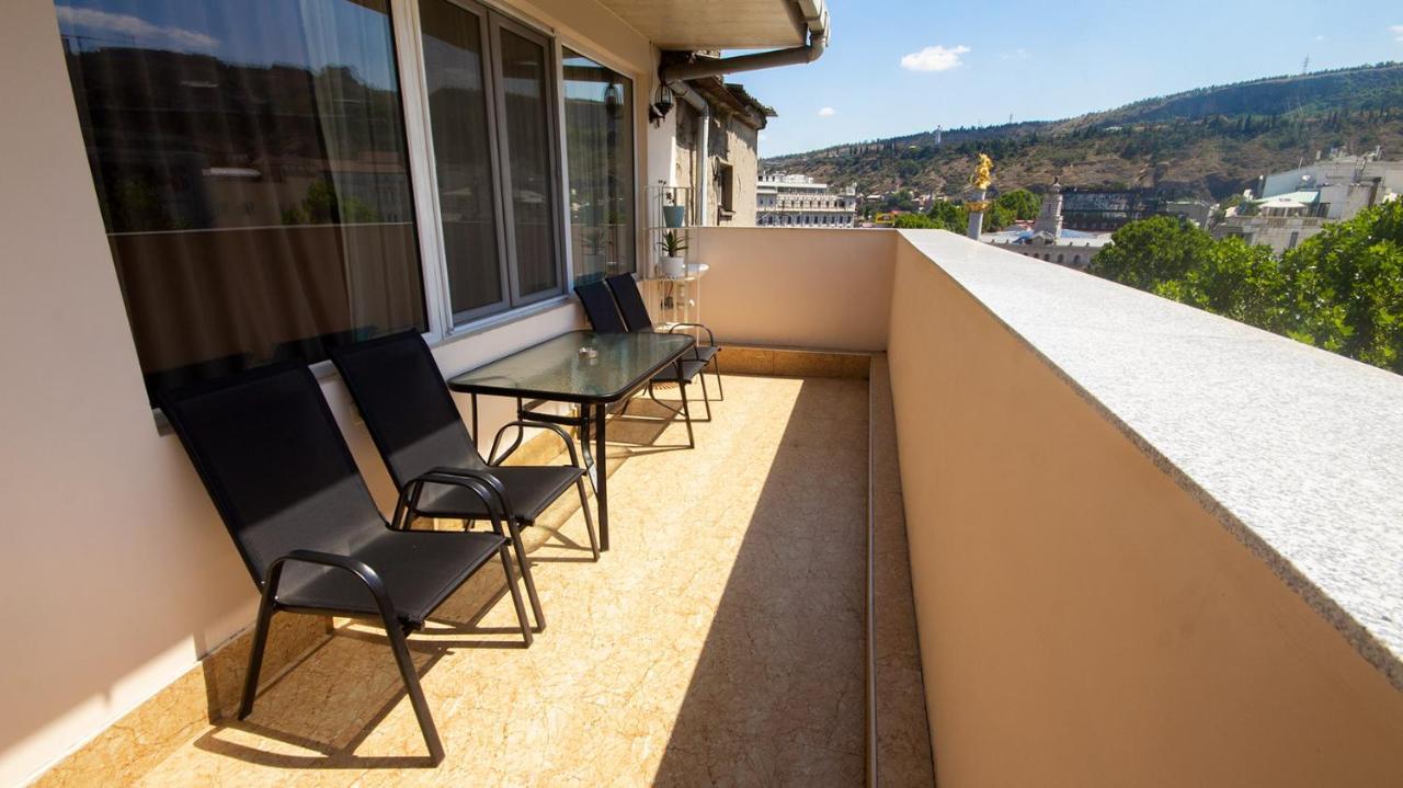 Big Terrace Apartment On Liberty Square Тбілісі Екстер'єр фото